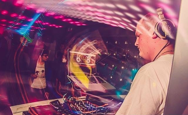 Jeremy Chris dans une cabine DJ