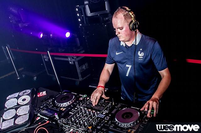Jeremy Chris en mix aux platines